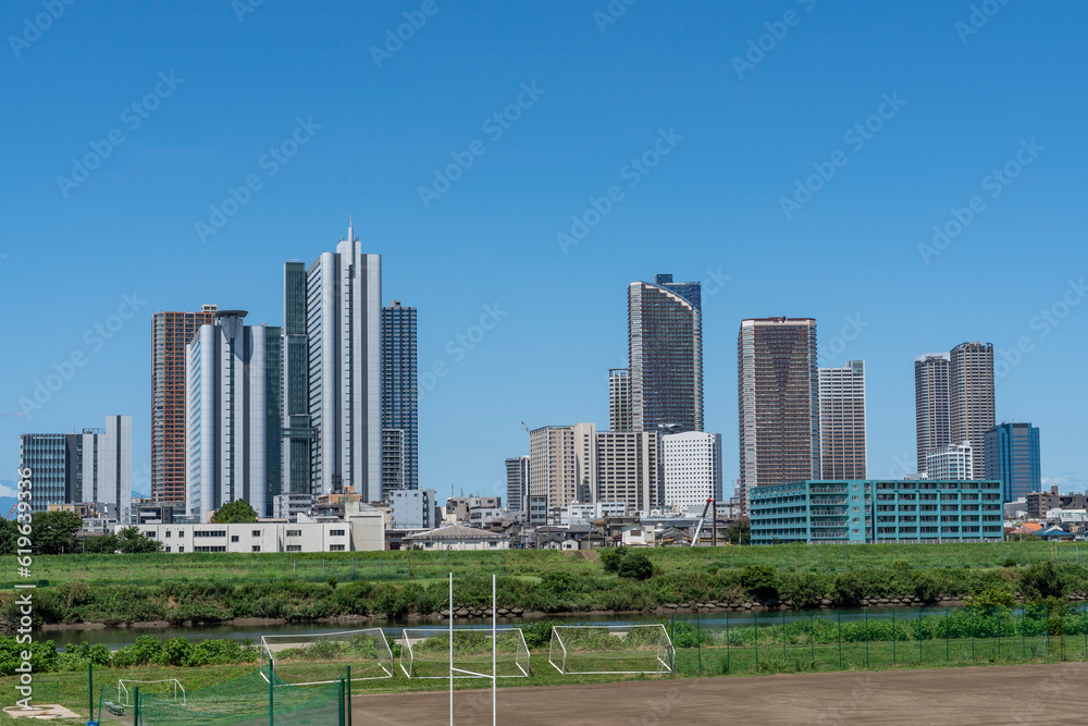 多摩川沿いの高層ビルの風景