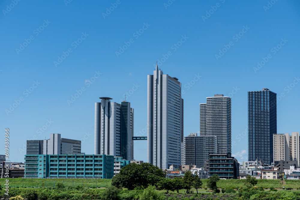 多摩川沿いの高層ビルの風景