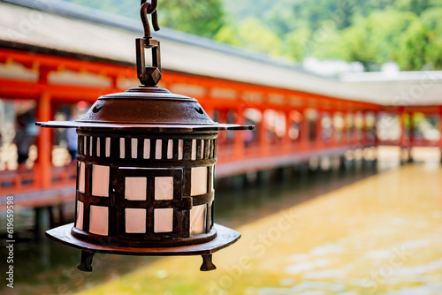 厳島神社に吊り下げられている灯籠と自然風景の美しさ