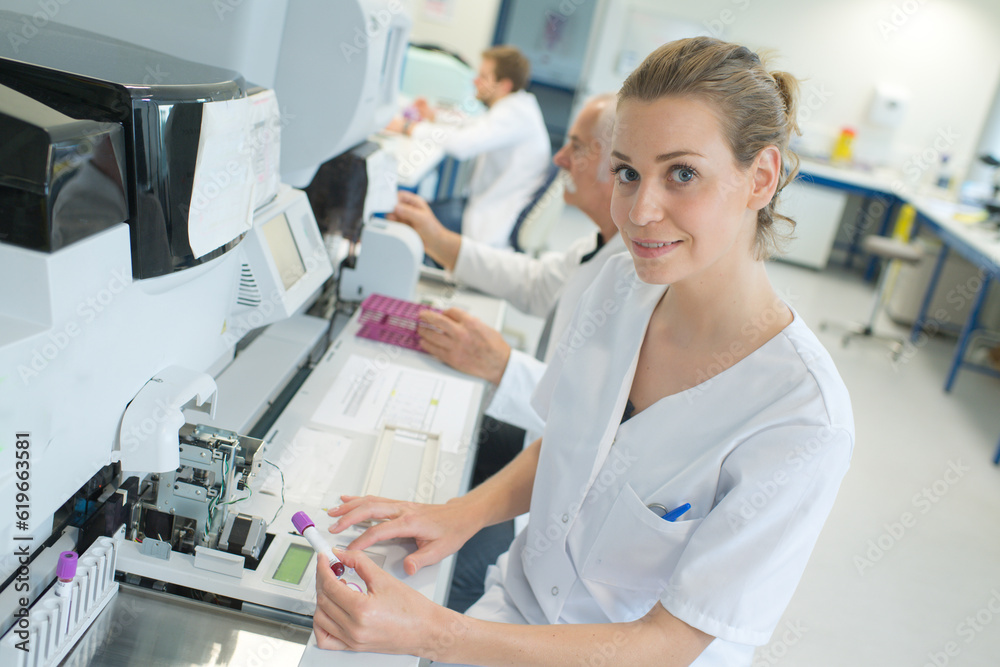 Obraz premium femal lab scientist doing her research