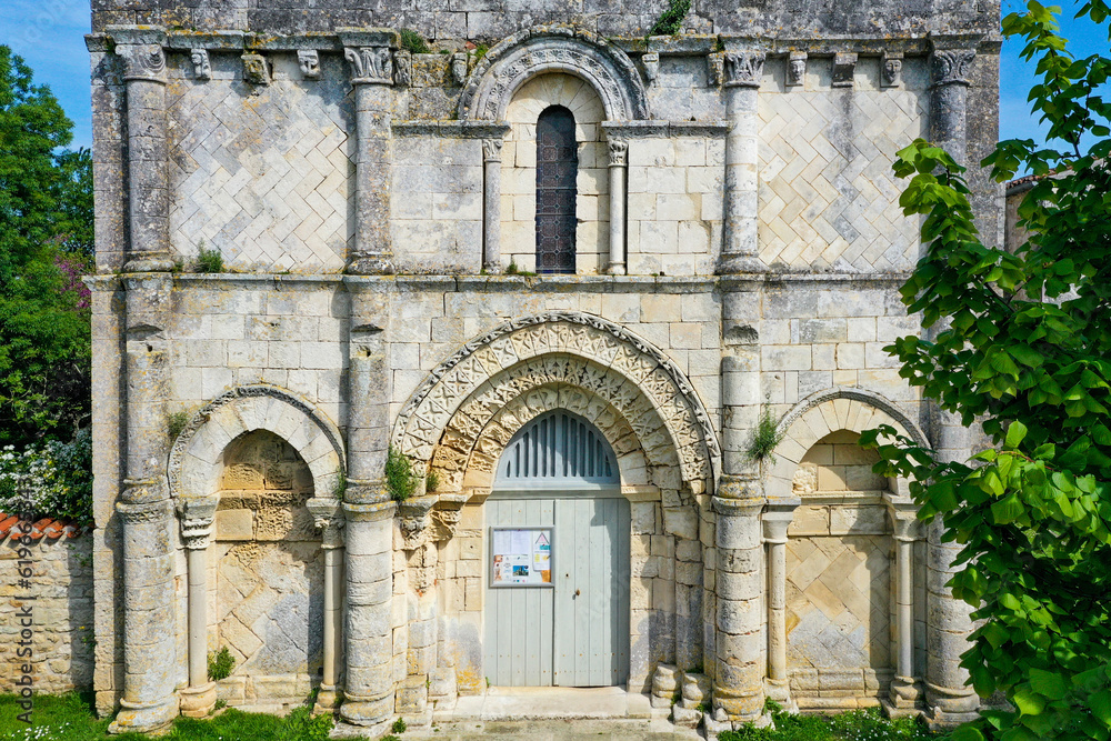 Portail de l'église St Vivien à La Vallée, Charente Maritime, France