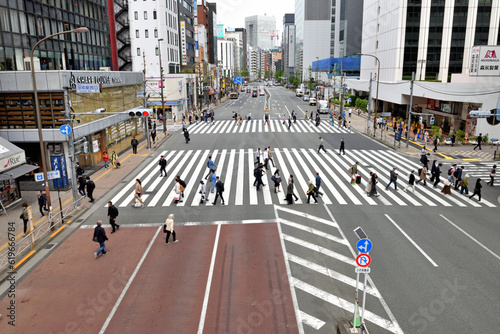 田町駅西口交差点を渡る人々 photo