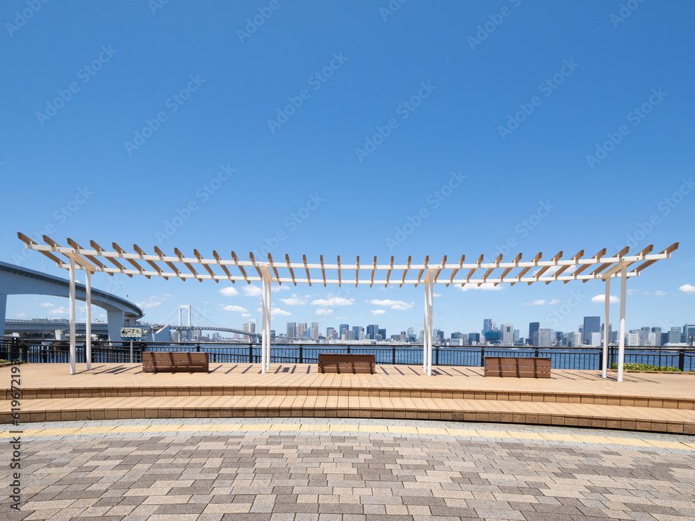 有明北緑道公園からレインボーブリッジ 快晴で気持ち良い
