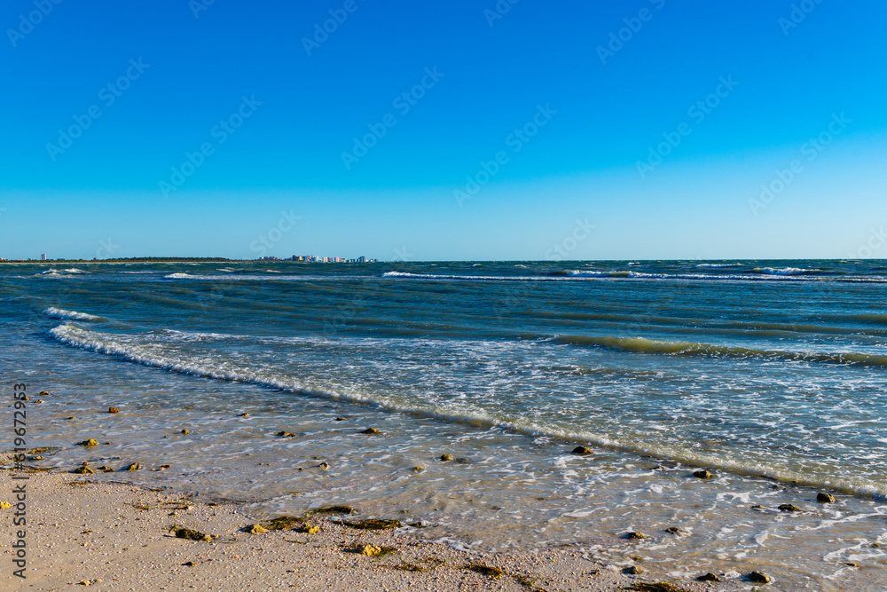 Obraz premium sea and beach. horizon view at sea water. romantic summer vacation view on seascape. ocean beach at summer vacation. beauty of nature