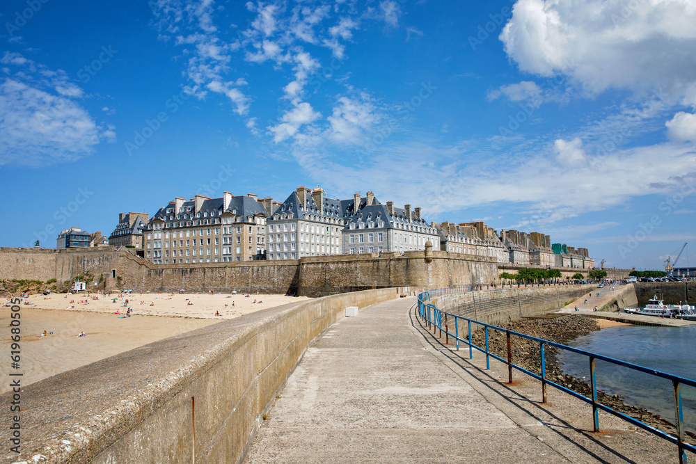 St Malo, France. View over the walled city Saint-Malo medieval pirate fortress, St Vincent Cathedral and lighthouse from the sea in Summer Daytime, Brittany - obrazy, fototapety, plakaty 