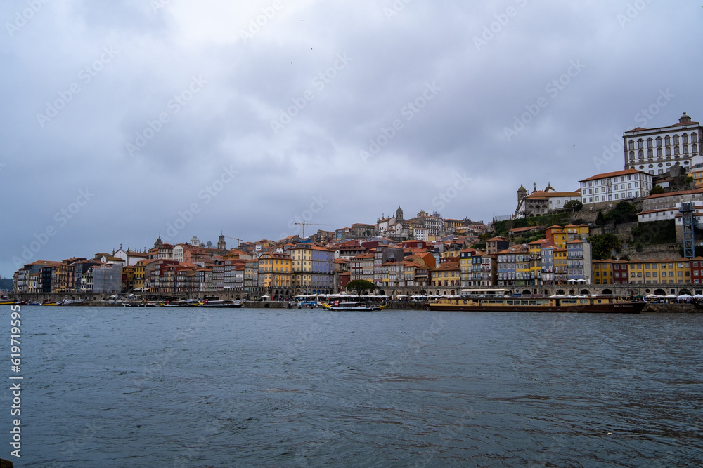 Explora la esencia de Oporto: sus callejones empedrados, icónicos puentes y emblemáticos azulejos. Una ciudad que te robará el corazón.	