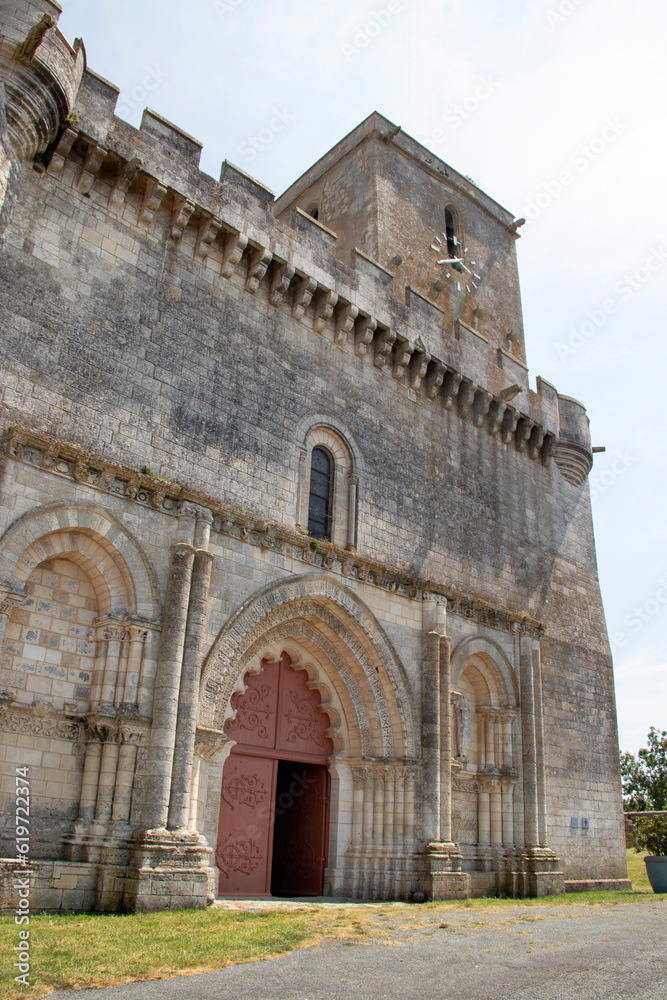 Esnandes. Eglise saint-Martin vue de l'extérieur.. Charente-Maritime. Nouvelle-Aquitaine