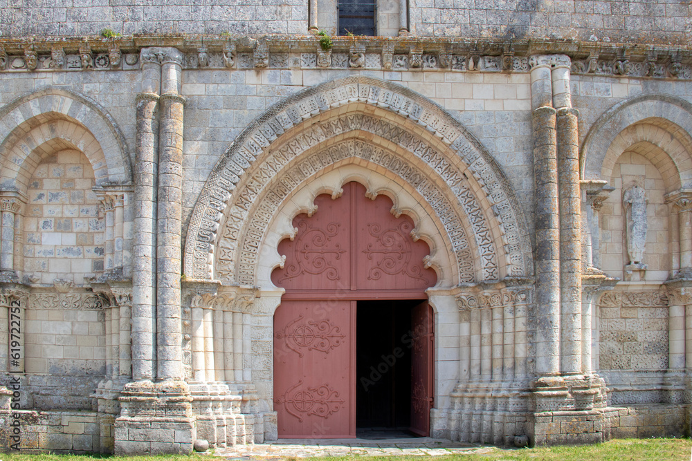 Esnandes. Porte d'entrée de l'église saint-Martin vue de l'extérieur.. Charente-Maritime. Nouvelle-Aquitaine