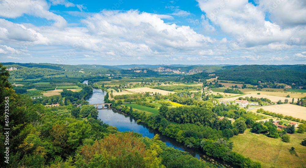 Obraz premium Beautiful panorama of Dordogne river- France, Nouvelle Aquitaine