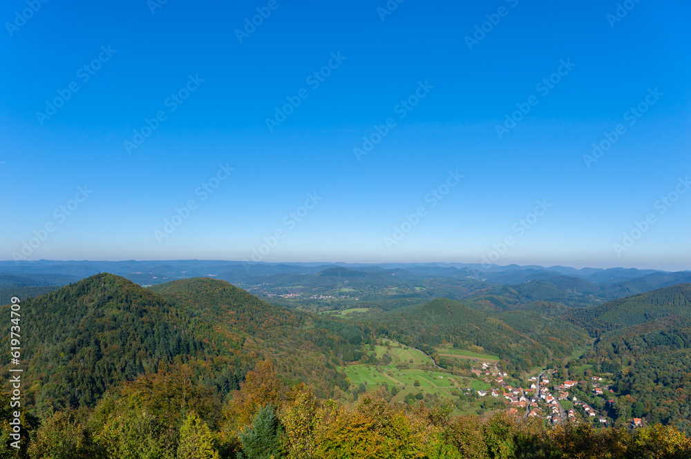 Blick von der Ruine Wegelnburg auf den Pfälzerwald und das Dorf Nothweiler. Region Pfalz im Bundesland Rheinland-Pfalz in Deutschland