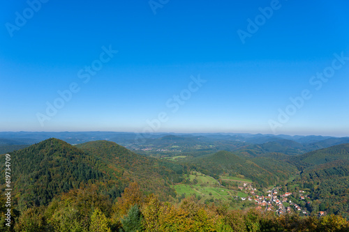 Blick von der Ruine Wegelnburg auf den Pfälzerwald und das Dorf Nothweiler. Region Pfalz im Bundesland Rheinland-Pfalz in Deutschland