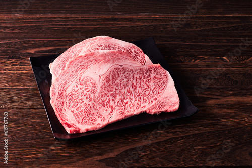 日本のブランド牛肉（和牛）、佐賀牛　黒いお皿の上にロース肉を盛り付け