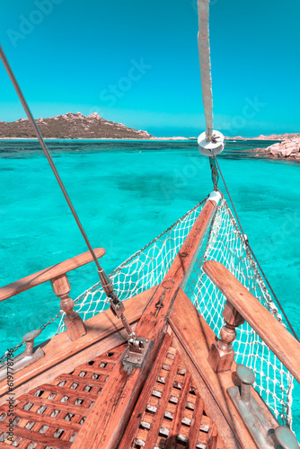 La prua di un veliero che solca i mari smeraldo e cristallini dell'arcipelago di La Maddalena tra le isole di Spargi, Budelli e Santa Maria, in Sardegna.