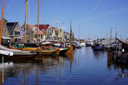 Der Hafen der schönen kleinen Stadt Urk in Holland