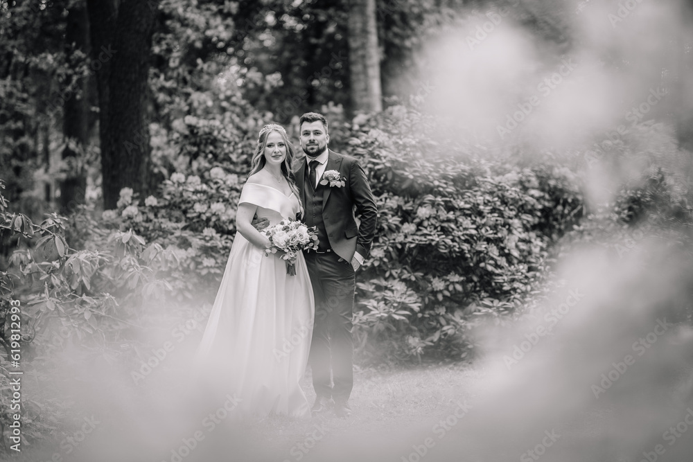 Obraz premium Bride and groom in the orchid garden