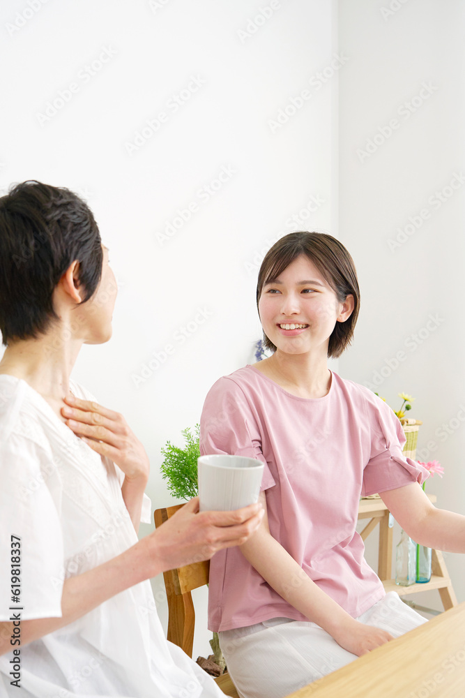 自宅で会話する母親と娘 自宅で会話する母親と娘