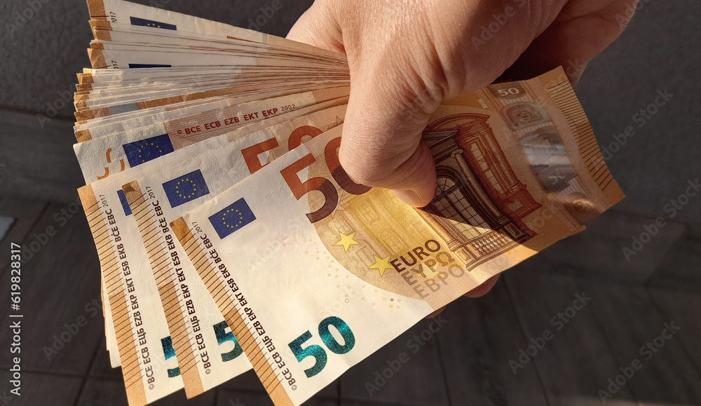 Banconote da 50 euro nelle mani di un uomo - ricchezza - obrazy, fototapety, plakaty 