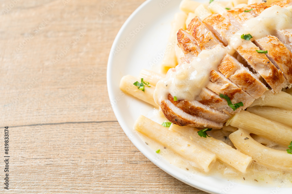 quadrotto penne pasta white creamy sauce with grilled chicken
