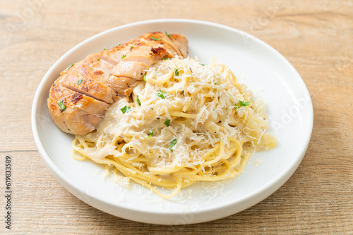 spaghetti white creamy sauce with grilled chicken