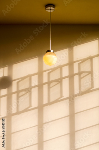 pared de habitación con sombras de vidriera y lampara en primer plano