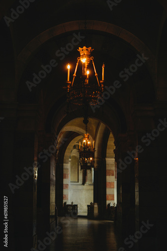 pasillo de iglesia con lámparas de velas