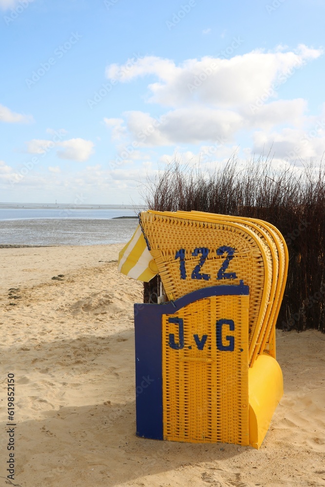 Ein einsamer Strandkorb am Strand der Nordsee in Cuxhaven Duhnen mit