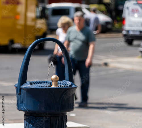 Obraz na płótnie Kurfürstendamm, öffentlicher Brunnen mit Trinkwasser, Berlin, Deutschland w salonie