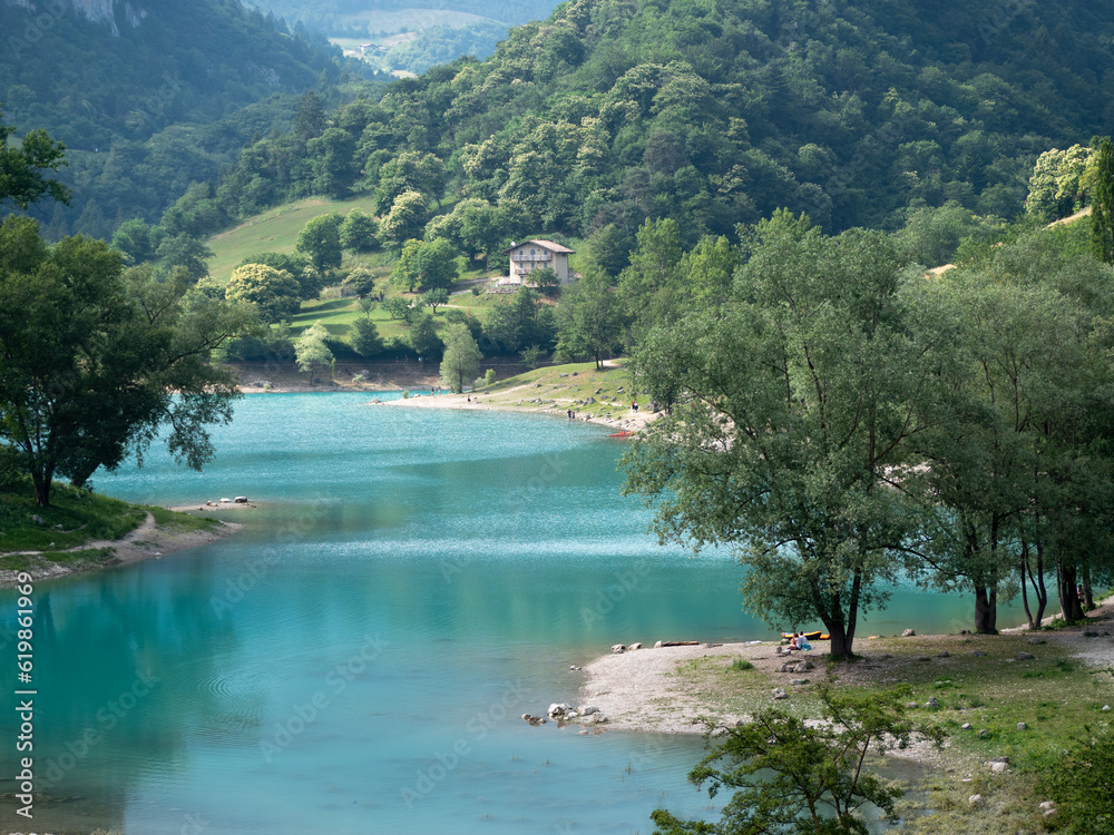 Φωτογραφία le chiare acque del lago di Tenno, in provincia di Trento