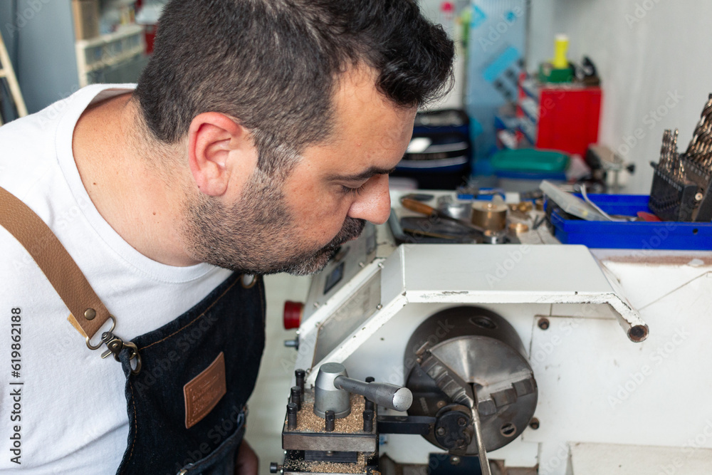 Obraz premium specialist technician modifying a workpiece on a lathe