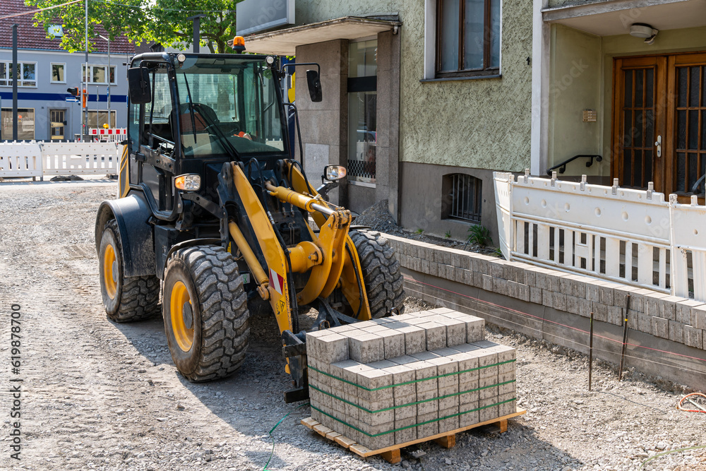 Φωτογραφία Yellow truck with pallet road tiles at a construction site in the city