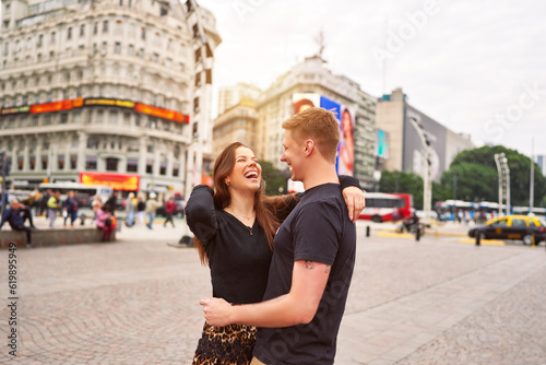 Foto happy young adult heterosexual couple smiling hugging in the city of Buenos Aire