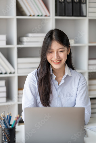Beautiful Asian woman is a businesswoman who leads a new generation of startups, a woman who runs and manages a business plan to build confidence and stability in business, woman-led business concept. © kamiphotos