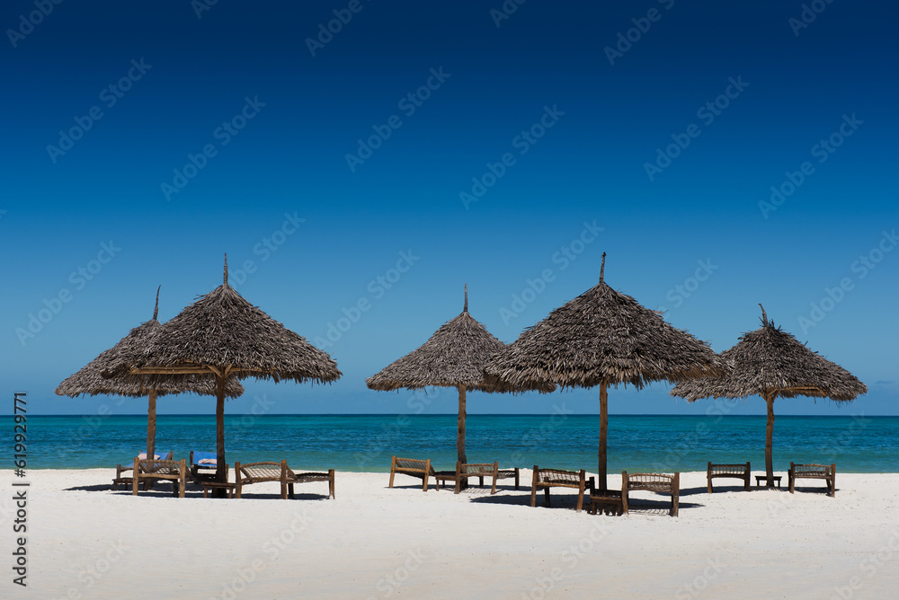 Parasols au bord de l'océan indien à Zanzibar