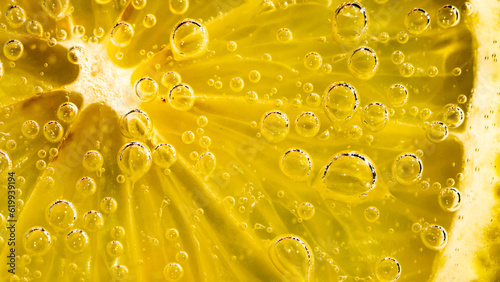 Fizzy Citrus Delight: Fresh Lemon in Sparkling Water with Bubbles