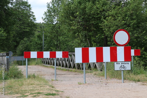 Znak drogowy zakaz ruchu w obu kierunkach na starym zniszczonym moście, nie dotyczy rowerów © Mariusz