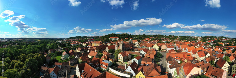 Luftbild von Feuchtwangen mit Blick auf das historische Zentrum der Altstadt. Feuchtwangen, Franken, Bayern, Deutschland.