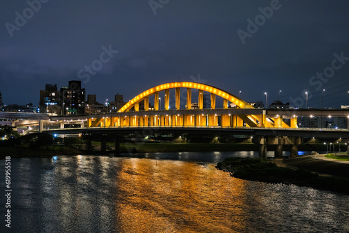 台湾 台北市松山区 夜の基隆河、麥帥一橋 © 健太 上田