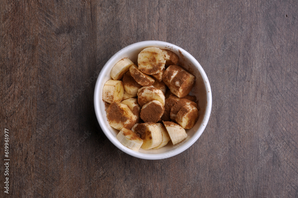 tigela de banana com canela, refeição da manhã, alimentação saúdavel e natural tigela de banana com canela, refeição da manhã, alimentação saúdavel e natural