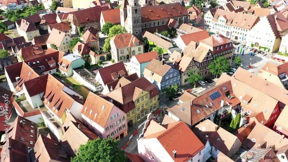 Drohnenvideo, Luftbild von Feuchtwangen mit Blick auf das historische Zentrum der Altstadt. Feuchtwangen, Franken, Bayern, Deutschland.
