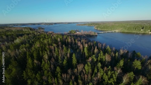 Wallpaper Mural 겨울 핀란드의 호수 위를 낮은 고도로 비행하다 Torontodigital.ca