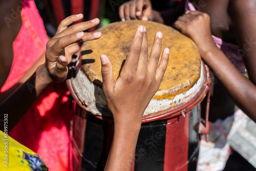 Foto Brazilian atabaque being played by the hands of a musician