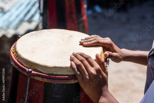 Bilde på lerret Hands of a musician standing still on a Brazilian atabaque.