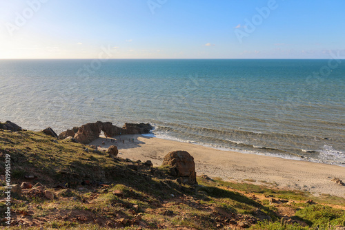 Paisagem da Pedra Furada em Jericoacoara. Vista panorâmica da Pedra Furada em final de tarde com o Sol iluminando. Local turístico no Ceará, Jericoacoara.  photo