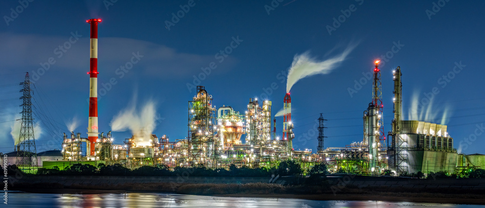 Fototapeta premium Panoramic view of the petrochemical complex at Yokkaichi Port at dusk.