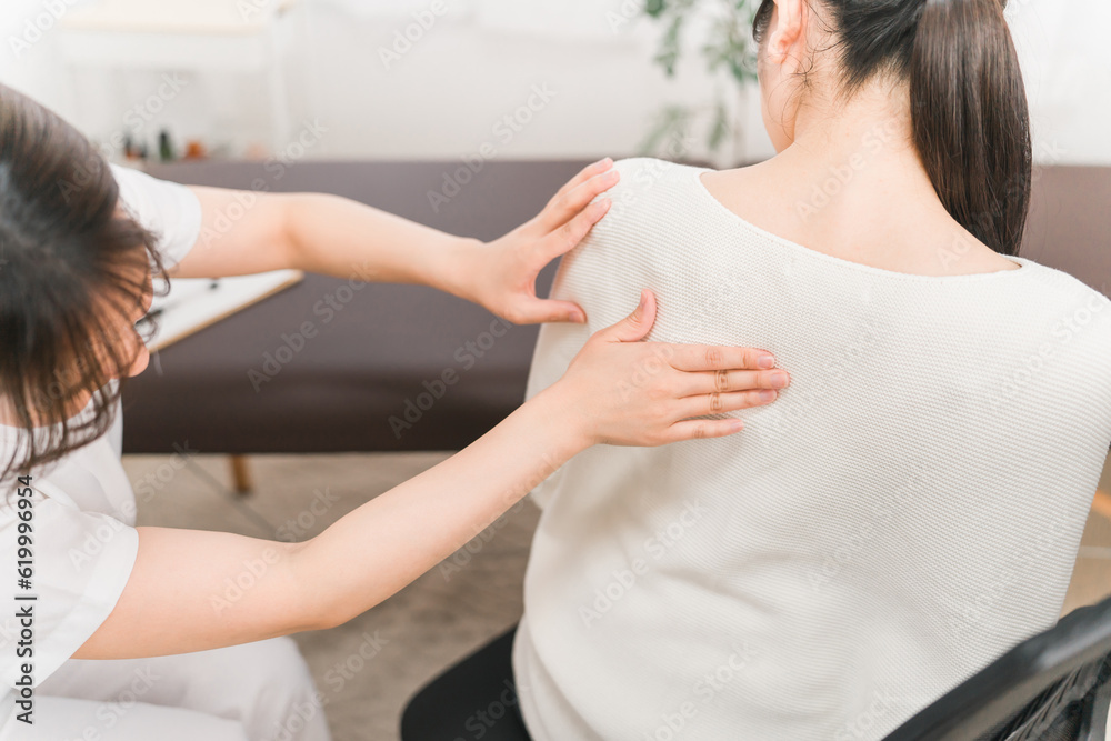 肩凝りで整体院・整骨院で施術を受けるアジア人女性医師・理学療法士・看護師と患者
肩凝りで整体院・整骨院で施術を受けるアジア人女性医師・理学療法士・看護師と患者