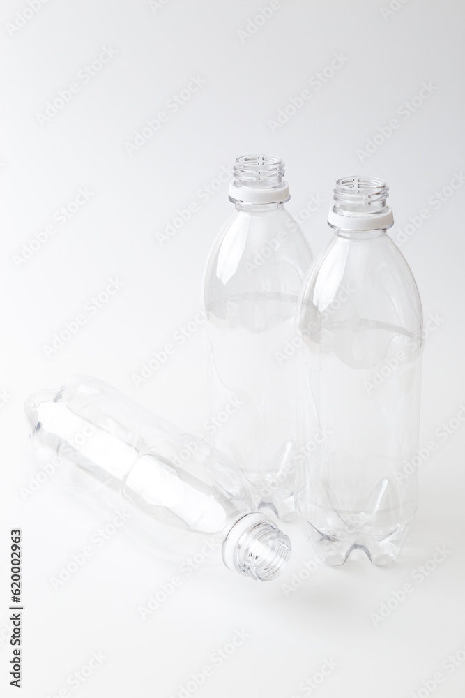 白背景に空っぽのプラスチックボトル 白背景に空っぽのプラスチックボトル