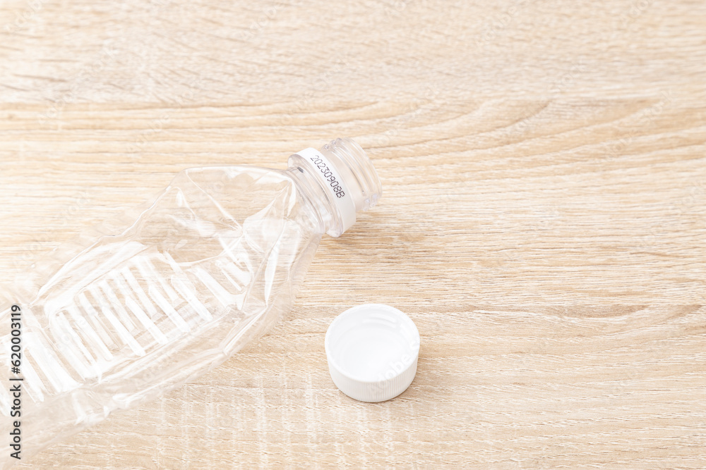 Fototapeta premium テーブルにつぶれたプラスチックボトル