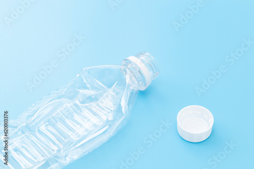 Fototapeta Naklejka Na Ścianę i Meble -  青背景につぶれたプラスチックボトル