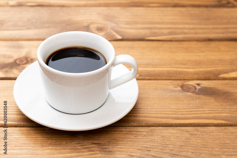 テーブルに置かれたホットコーヒー テーブルに置かれたホットコーヒー
