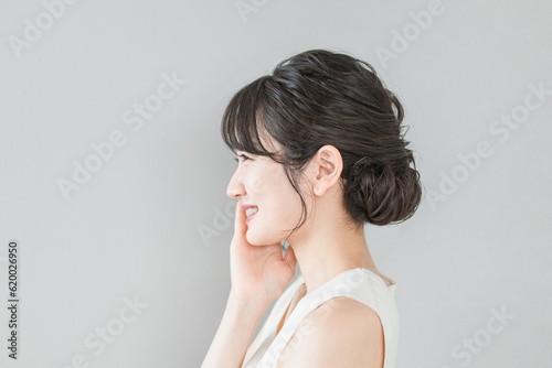 スキンケアをする美肌のアジア人女性の横顔（Eライン・フェイスライン） 
